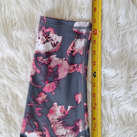 Victoria's Secret Sport Knockout Watercolor Floral Capri Legging - Picture 13 of 13